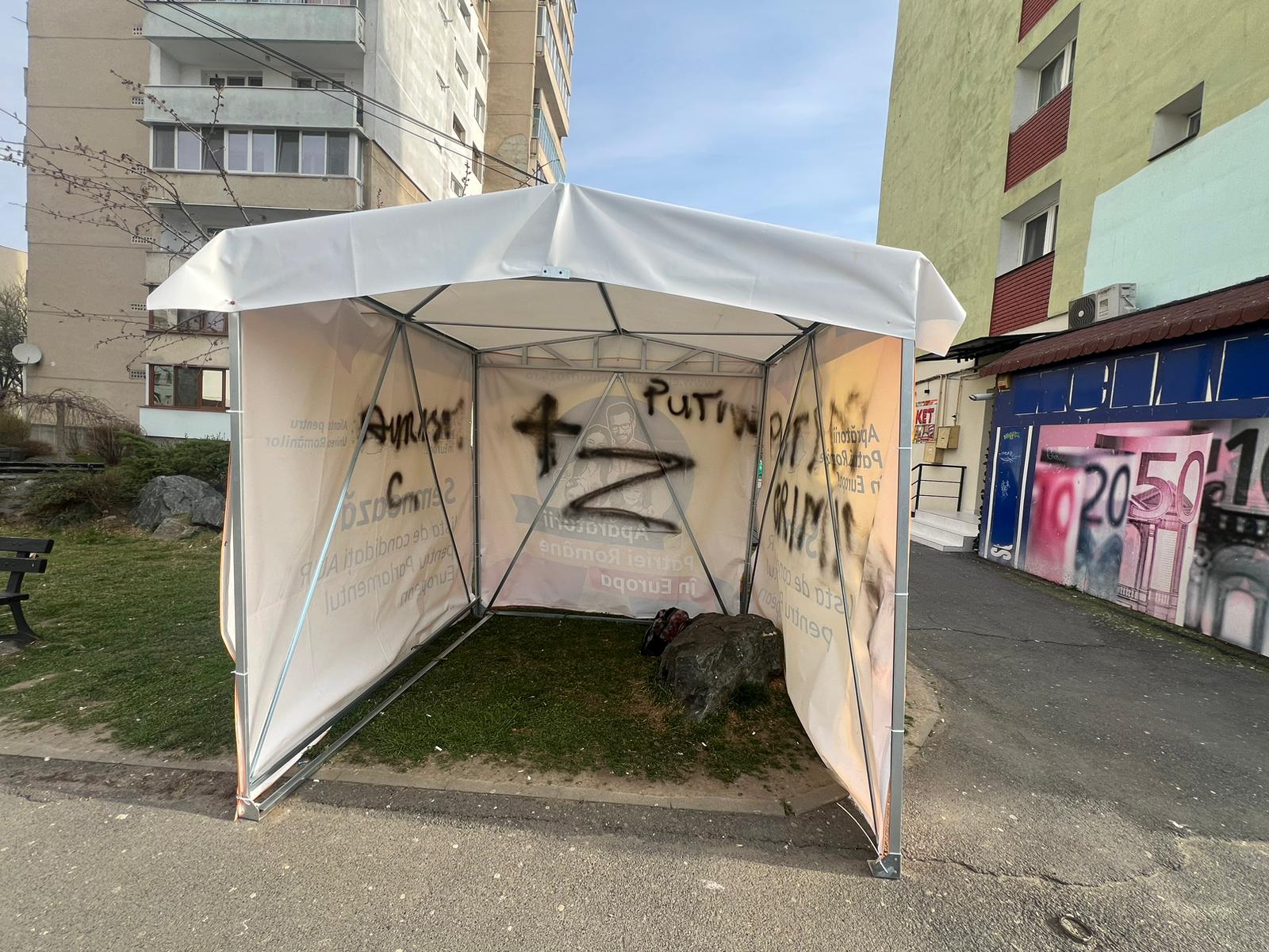 Un sibian „din vecini” filmat de camerele primăriei în timp ce vandaliza cortul AUR