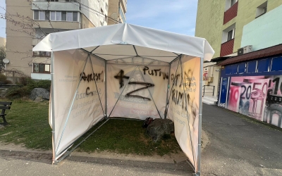 Un sibian „din vecini” filmat de camerele primăriei în timp ce vandaliza cortul AUR
