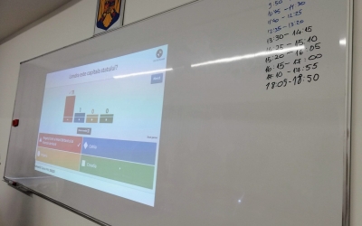 Peste 900 de table interactive, peste 1.000 de calculatoare, sute de camere video și zeci de licențe: achiziție de echipamente IT pentru școlile din Sibiu cu bani din PNRR