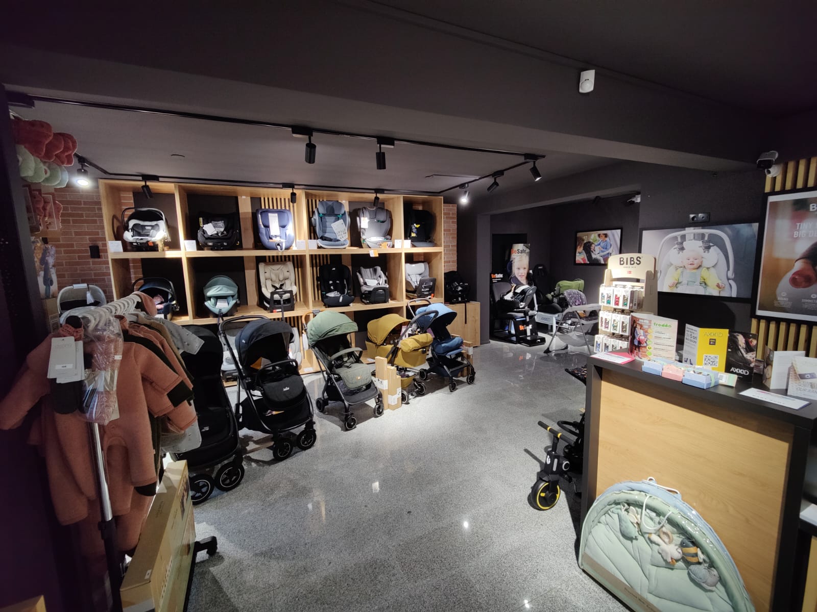 S-a deschis Baby Spot, primul centru din Sibiu acreditat Child Seat Safety, unde părinții vor putea achiziționa scaune auto omologate