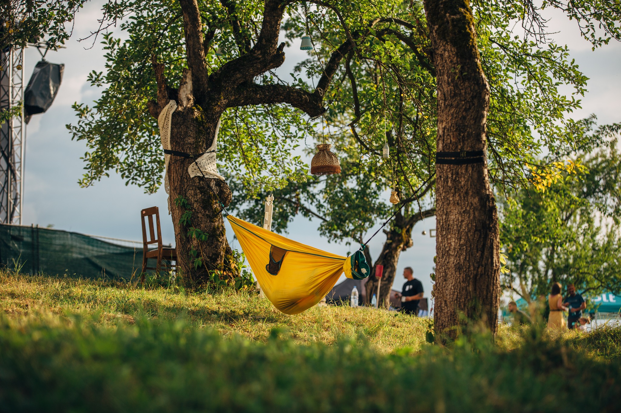 Proiectele Maratonului: Holzstock Indie Festival aleargă pentru a echipa tehnic șura bisericii fortificate din Hosman. „Vrem să oferim comunității o scenă permanentă și posibilitatea de a organiza evenimente”