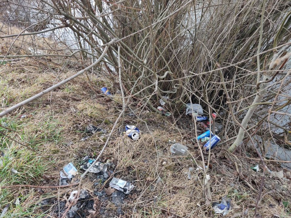 Câteva luni a ținut curățenia: Lacurile formate de Cibin în cartierul Ștrand s-au umplut iar de gunoaie. Reacția primăriei