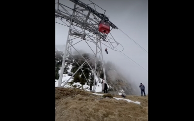 Turiștii care au rămas blocați în telecabina de la Bâlea: ”Am crezut că vom muri”. Un cuplu din Franța s-a aflat printre cei coborâți pe frânghie de salvamontiști