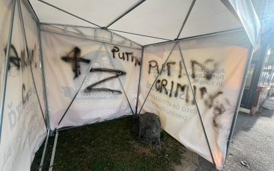 Cortul AUR de pe Bulevardul Mihai Viteazu, mutat de primărie pe trotuar. Pensionarul care l-a vandalizat era supărat că era amplasat pe spațiul verde