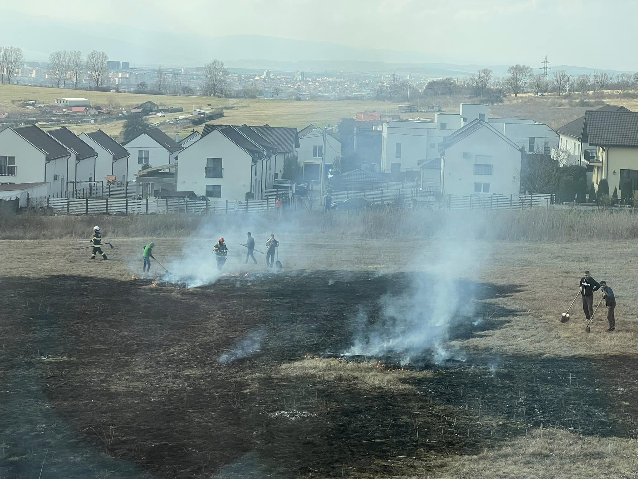 Incendiu de vegetație în cartierul Bavaria. Locuitor: „Nu ar trebui să vă numiți cu mândrie fermieri - sunteți adevărați incendiatori”