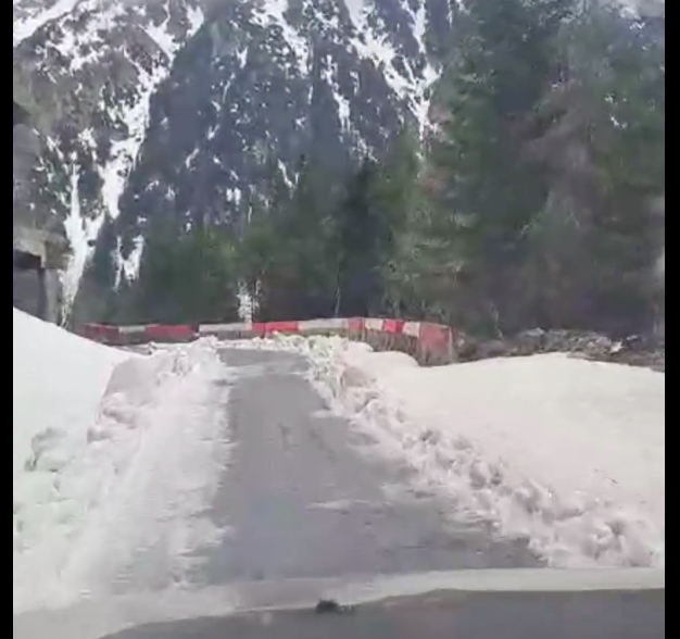 Pericolul de avalanșă ar putea întârzia deschiderea Transfăgărășanului: ”Mai avem de așteptat până când vom putea lucra în siguranță”