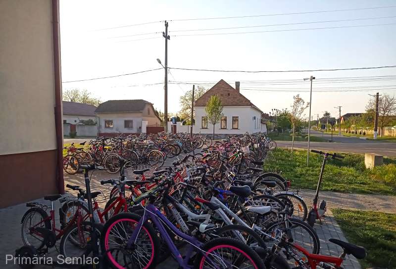 Fotografie virală: „O mare de biciclete” în faţa şcolii din Semlac, județul Arad, unde jumătate dintre elevi pedalează