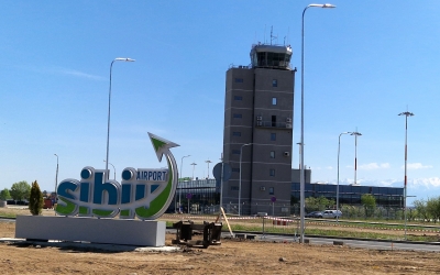 Aeroportul Sibiu: autobuzele nu au loc să iasă din parcare. Eroarea e în curs de rezolvare, în timp ce pasagerii-pietoni sunt plimbați în continuare jumătate de km