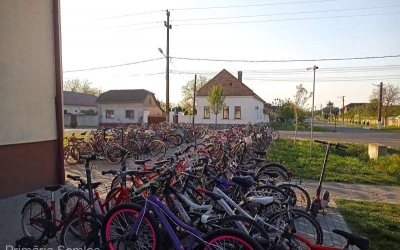 Fotografie virală: „O mare de biciclete” în faţa şcolii din Semlac, județul Arad, unde jumătate dintre elevi pedalează