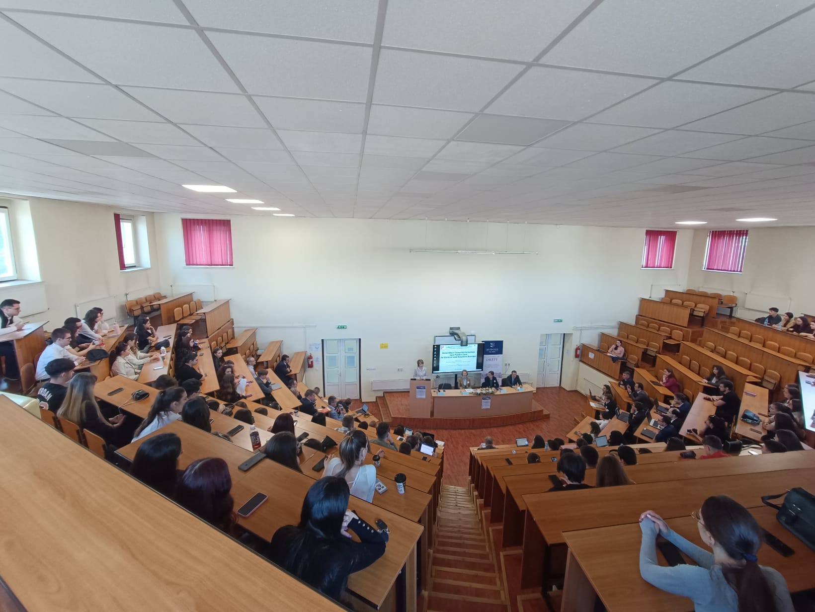 Conferință despre importanța constituționalismului nescris, la ULBS: Criza statului de drept și ascensiunea populismului au evidențiat fragilitatea instituțiilor juridice