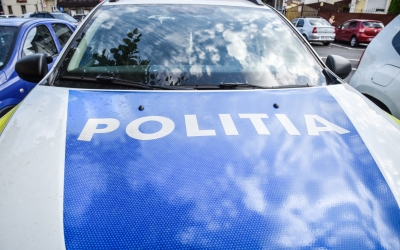 Firmele unui sibian și unui cisnădian vindeau produse contrafăcute în Sibiu, vizavi de Metro. Poliția a confiscat 2,5 tone