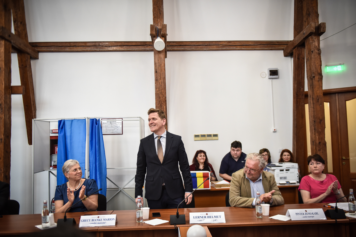 Noul viceprimar al Sibiului este și el pensionar, nu are casă și nici mașină. „Pe mine mă interesează ce pot să fac astăzi, mâine și de luni încolo”