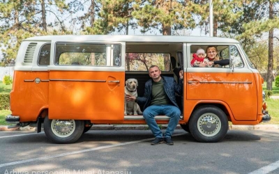 O dubiţă VW veche de 47 de ani, folosită la căratul cartofilor, restaurată de un pasionat din Prahova. „Mi-am dorit-o foarte mult şi chiar este maşina visurilor”