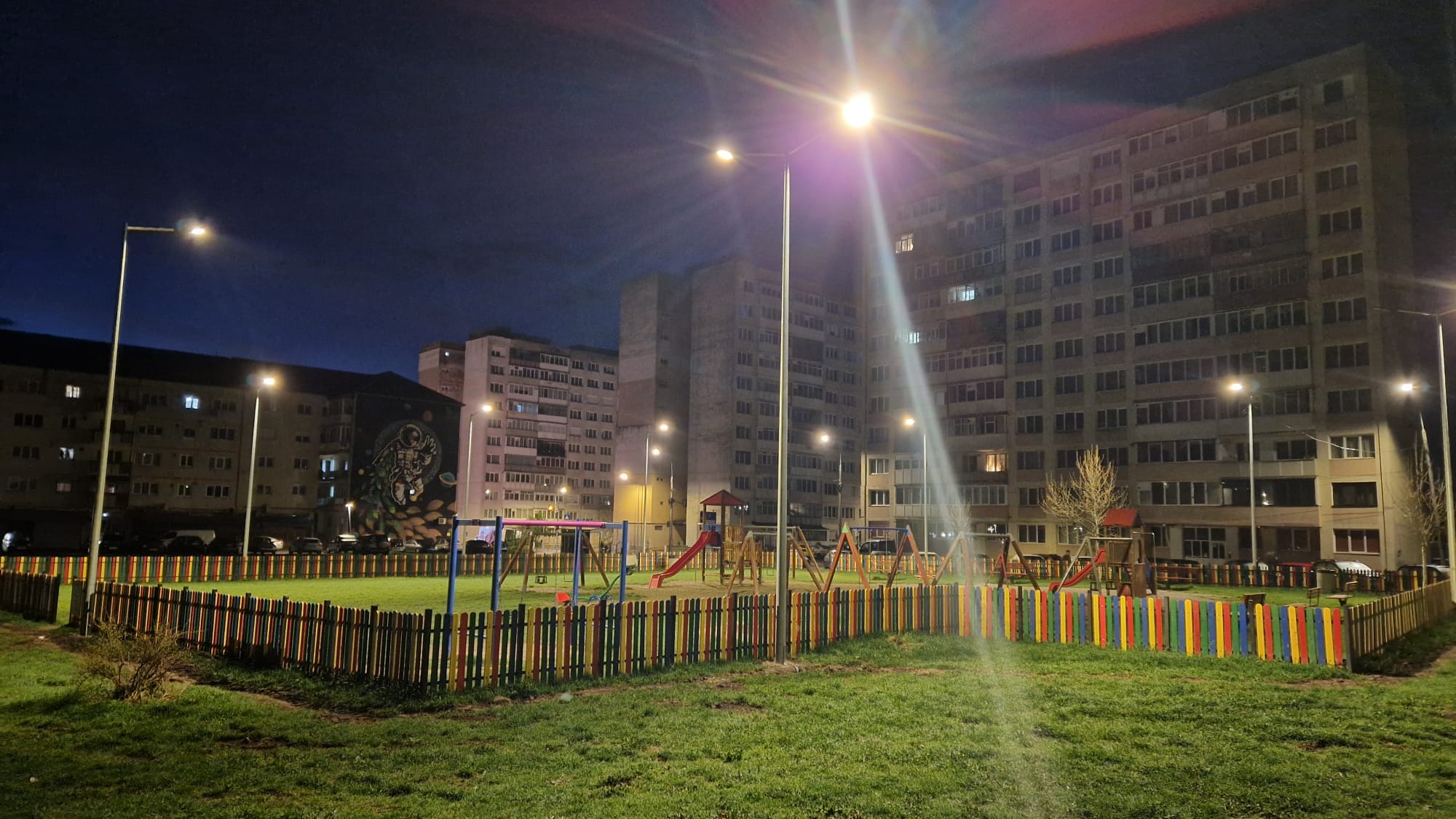 Le-a venit rândul: iluminatul public se extinde la locurile de joacă