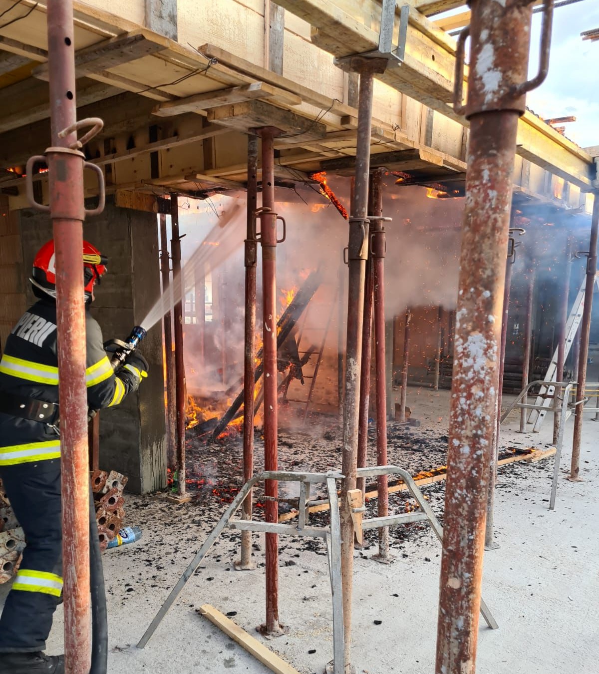 Incendiu pe șantierul unui bloc de pe str. Doamna Stanca, Șelimbăr: au ars cofrajele