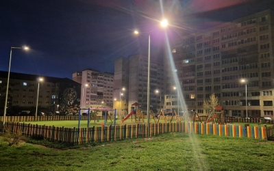 Le-a venit rândul: iluminatul public se extinde la locurile de joacă