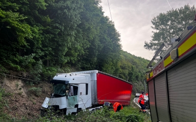 Accident la ieșire de pe Valea Oltului: Un TIR a ieșit de pe drum