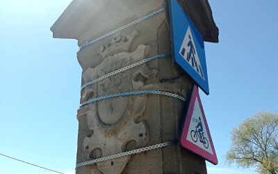 ”O eroare regretabilă”: Stema Sibiului de pe Podul de Piatră (monument istoric), acoperită cu coliere metalice pentru a fixa niște indicatoare rutiere