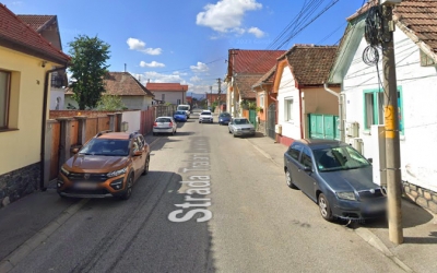 Supărat că erau parcate pe trotuar și încurcau pietonii, un bărbat a zgâriat 22 de mașini pe o stradă din Sibiu. Proprietarii l-au imobilizat