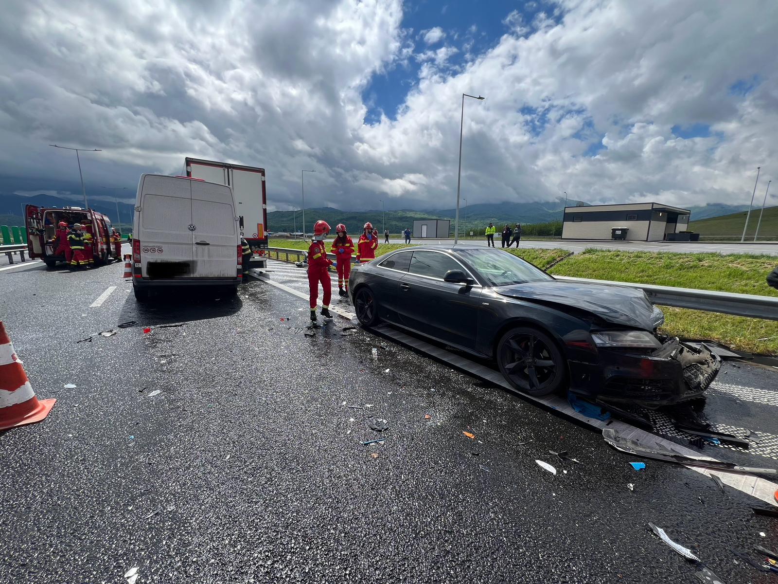Imagini video cu accidentul de pe autostradă, din zona Veștem, în care un bărbat de 50 de ani a fost grav rănit