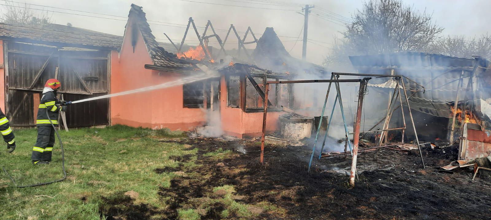 Un incediu de vegetație s-a extins la o casă care a ars în totalitate. Încă un incediu, la o locuință, în Cisnădie