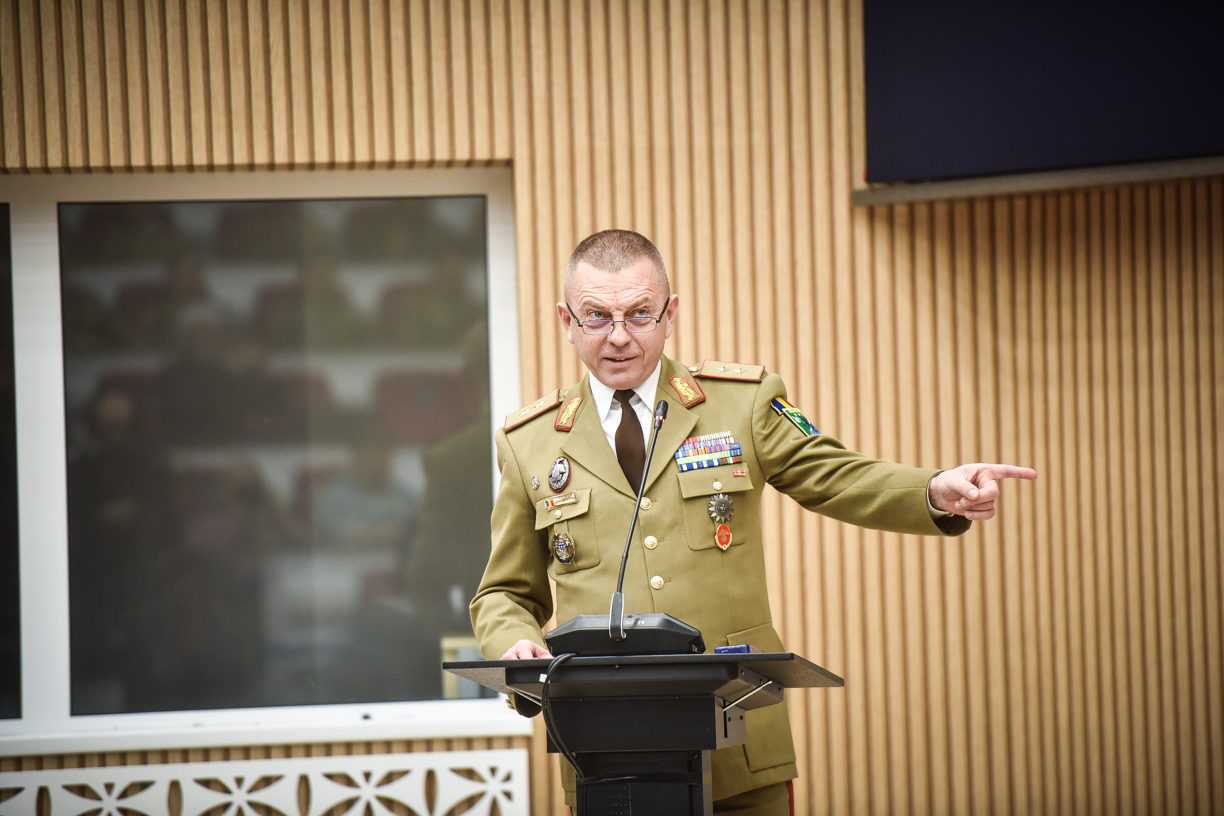 General-maior Cristian-Daniel Dan, comandantul Comandamentul NATO de la Sibiu: Nu e diferenţă între militarul român şi american, sunt la fel de profesionişti