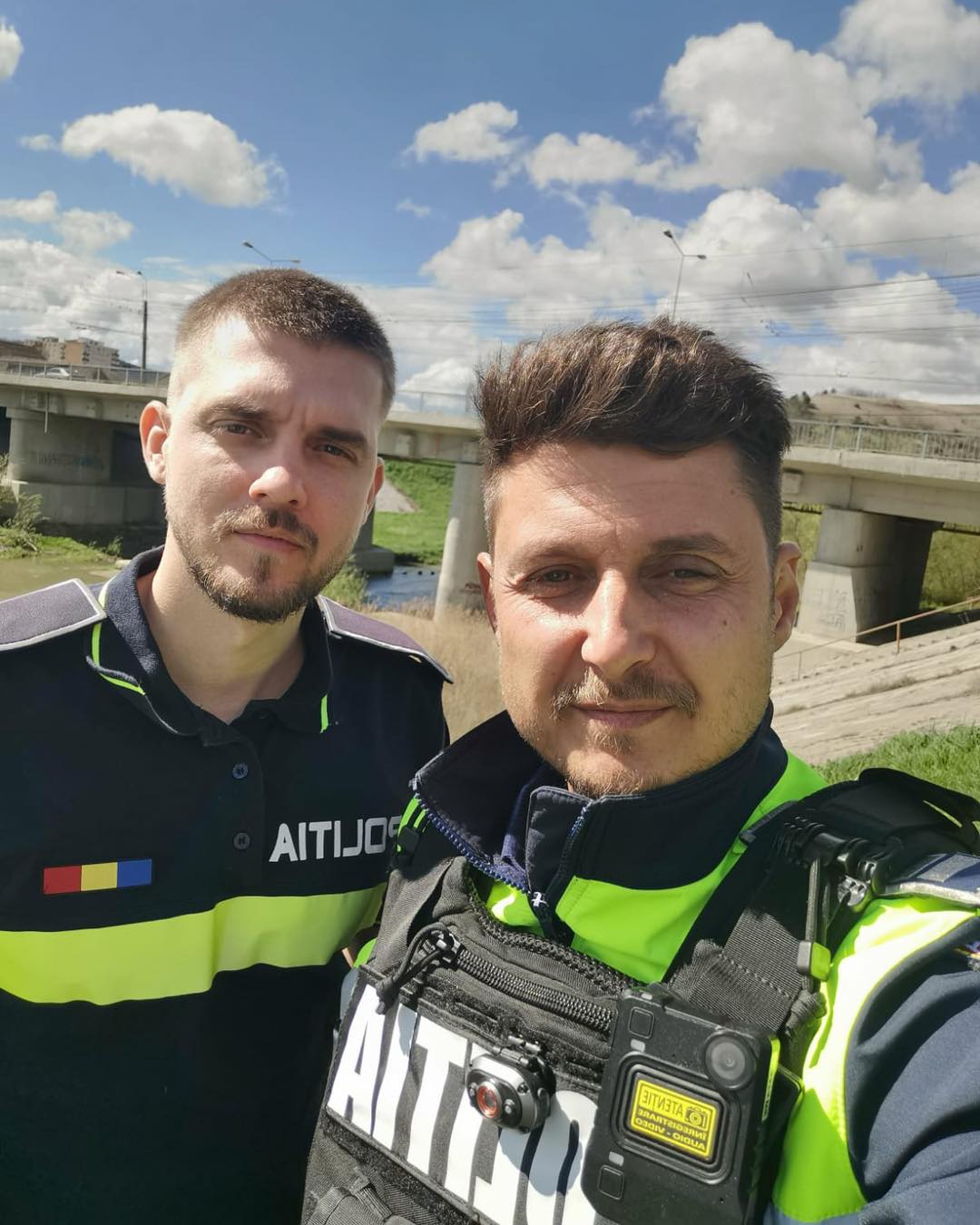 Doi polițiști din Mediaș au salvat viața unui bărbat căzut în Târnava Mare. Unul dintre polițiști a sărit în apă după el