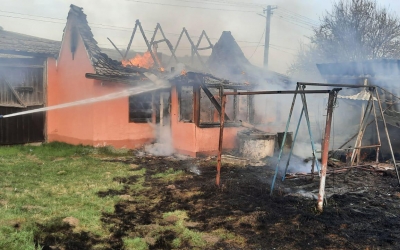 Un incediu de vegetație s-a extins la o casă care a ars în totalitate. Încă un incediu, la o locuință, în Cisnădie