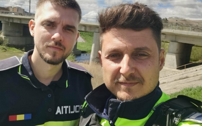 Doi polițiști din Mediaș au salvat viața unui bărbat căzut în Târnava Mare. Unul dintre polițiști a sărit în apă după el