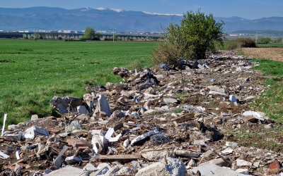 Dezastru ecologic pe un câmp de la marginea Sibiului. Sute de tone de deșeuri aruncate într-un canal