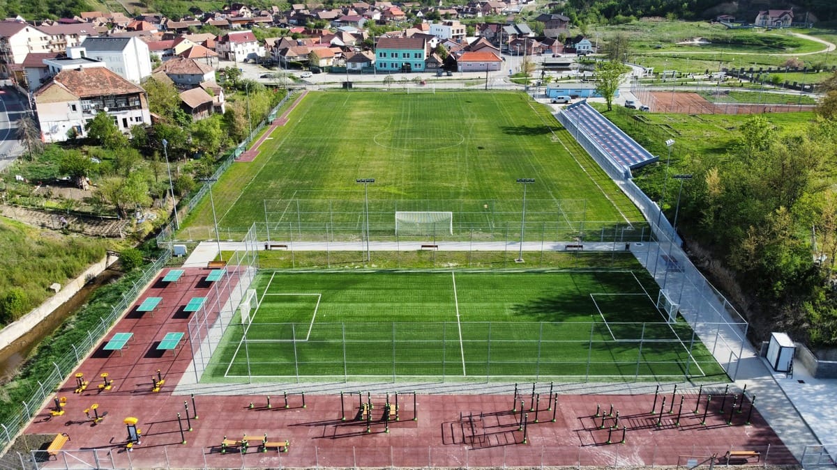 Primăria Ocna Sibiului a inaugurat noua bază sportivă multifuncțională din oraș: fotbal, minifotbal, tenis de masă și spațiu de fitness