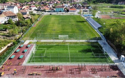 Primăria Ocna Sibiului a inaugurat noua bază sportivă multifuncțională din oraș: fotbal, minifotbal, tenis de masă și spațiu de fitness