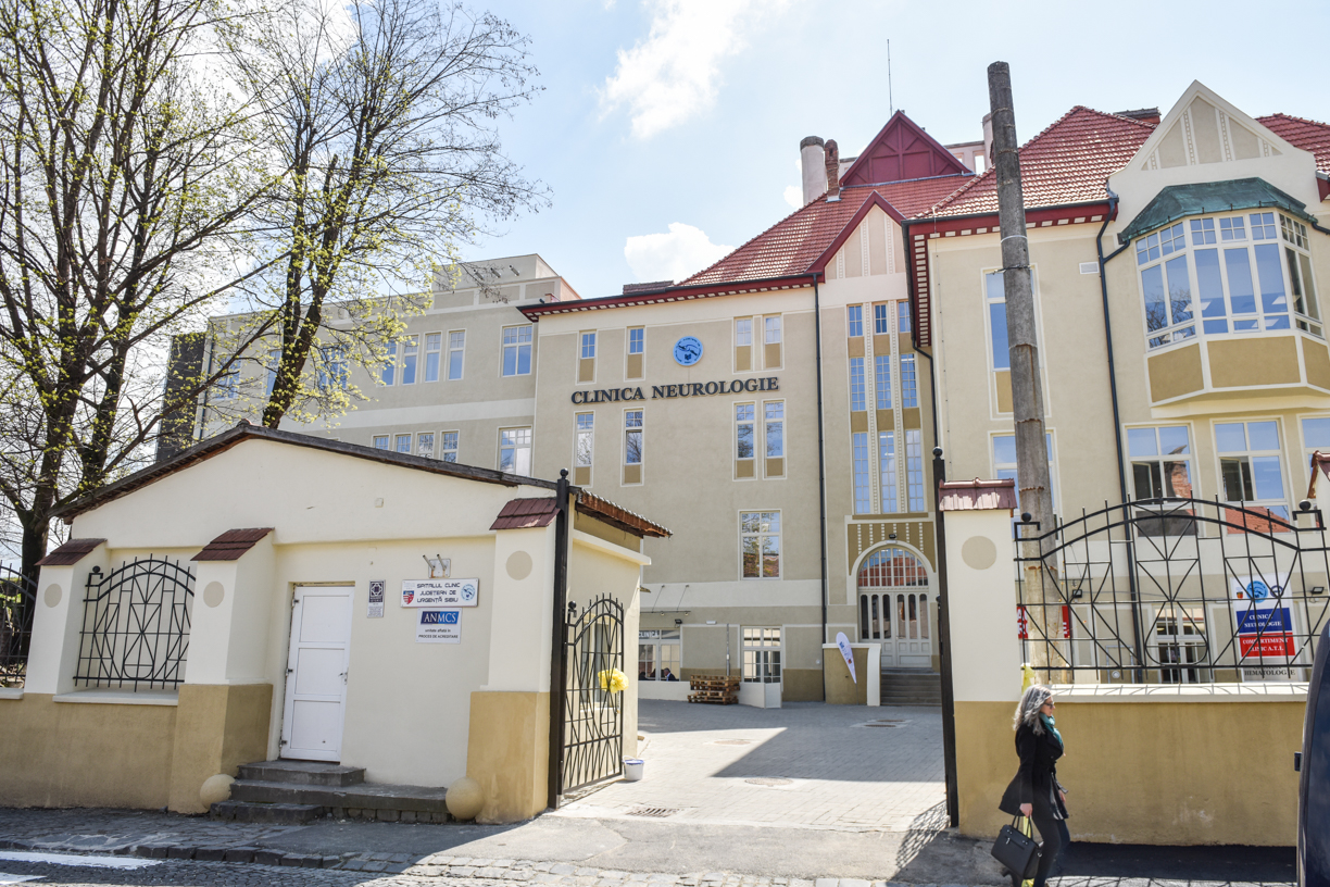 Femeia care s-a înecat cu mâncare pe terasa unui restaurant din Sibiu este în stare gravă. A fost operată pe creier