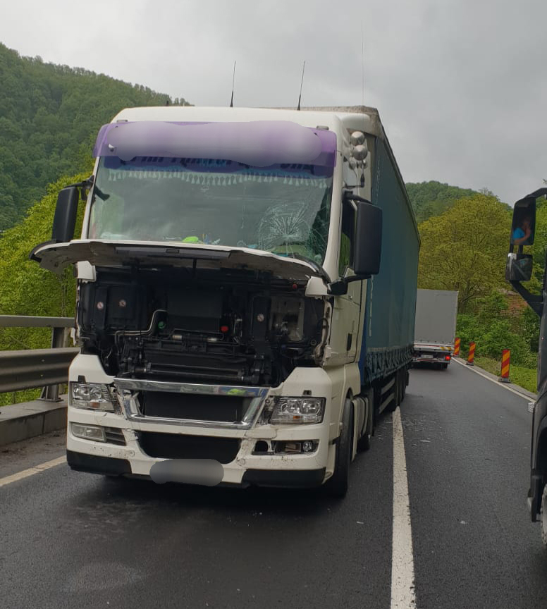 Accident cu două TIR-uri și un microbuz, la Lazaret, pe DN 7