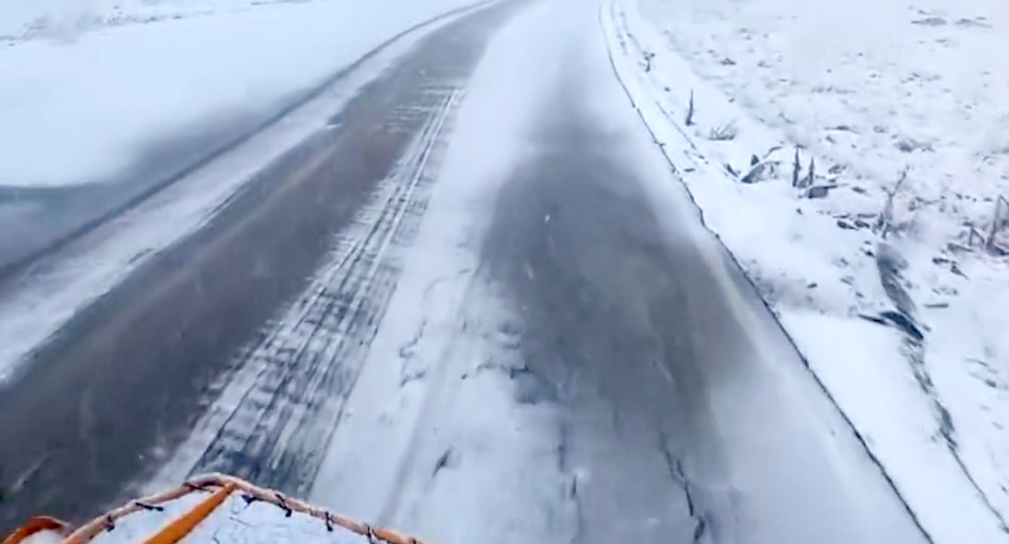 Ninge pe Transalpina. „Nu vă deplasați dacă nu aveți autovehiculele echipate corespunzător”