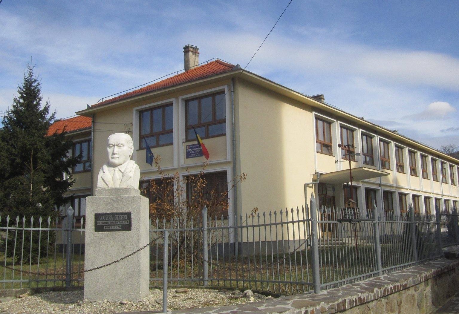 Sala de sport din Gura Râului, ridicată de elevi și profesori, din banii lor. De la baraj au primit bolțarii pentru fundație. ”Sătenii opreau camioanele și le mai dădeau șoferilor câte o sticlă de rachiu”