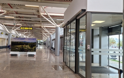 Apa de ploaie se infiltrează în terminalul Aeroportului din Sibiu, ușile au fost blocate. Conducerea: „Am cerut o cotație pentru remediere”. Cîmpean: „N-am văzut să plouă”
