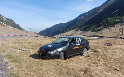 Epavă-reclamă abandonată pe Transfăgărășan: Proprietarul spune că nu o poate lua din cauza autorităților, autoritățile dau vina pe proprietar