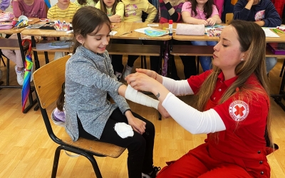 Peste 900 de copii din județul Sibiu au învățat să acorde primul ajutor de la voluntarii Crucii Roșii, în „Săptămâna verde”