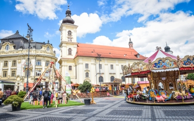 S-a deschis Târgul de Paști de la Sibiu: de la coșulețe cu ouă, tablouri din macrame și lumânări parfumate, la țarc cu iepuri și tren turistic