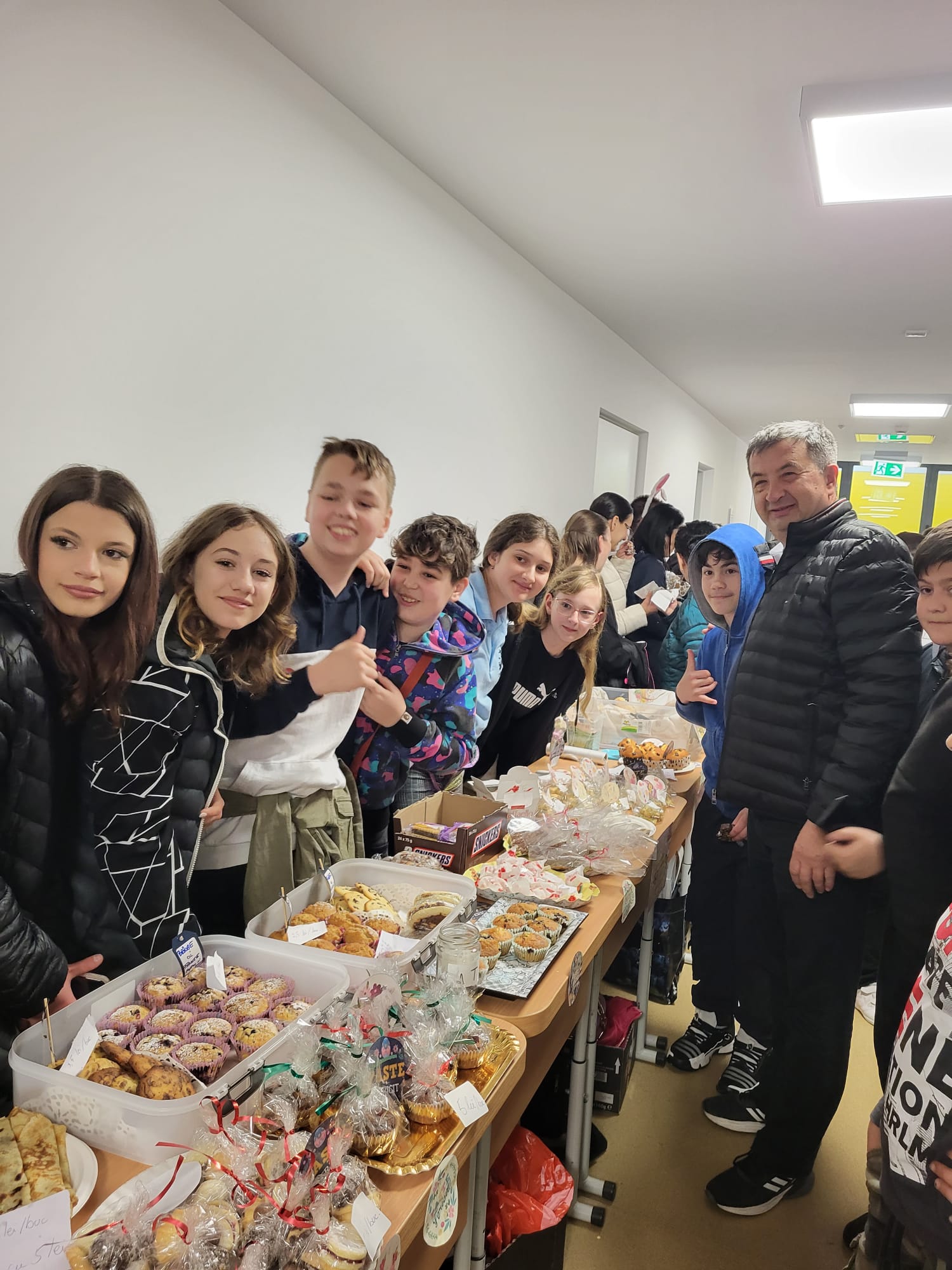 Elevii, părinții și dascălii de la „Regele Ferdinand” din Sibiu au strâns bani pentru asociația școlii prin organizarea unui bazar impresionat de Paști
