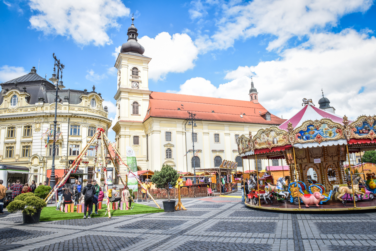 S-a deschis Târgul de Paști de la Sibiu: de la coșulețe cu ouă, tablouri din macrame și lumânări parfumate, la țarc cu iepuri și tren turistic