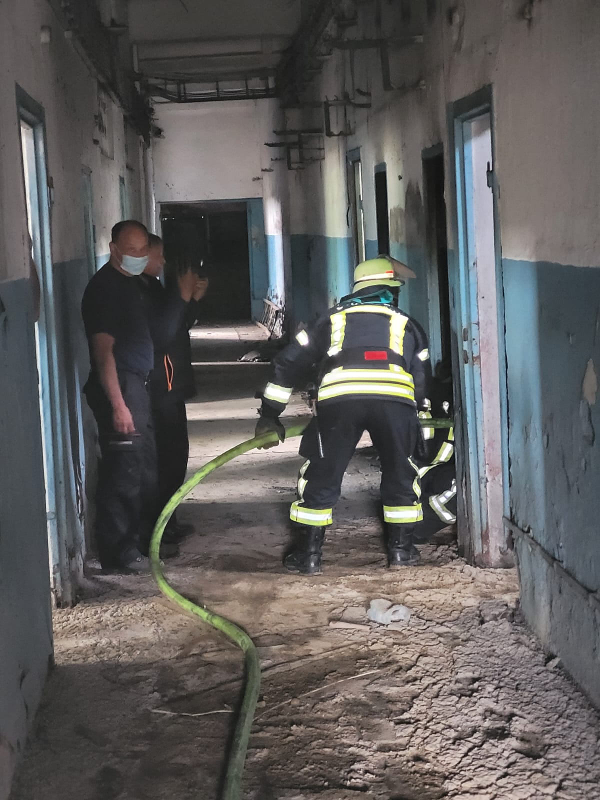 La Copșa Mică a avut loc cel mai mare exercițiu de pompieri civili din țară. Trei voluntari germani i-au învățat pe români tehnici de stingere