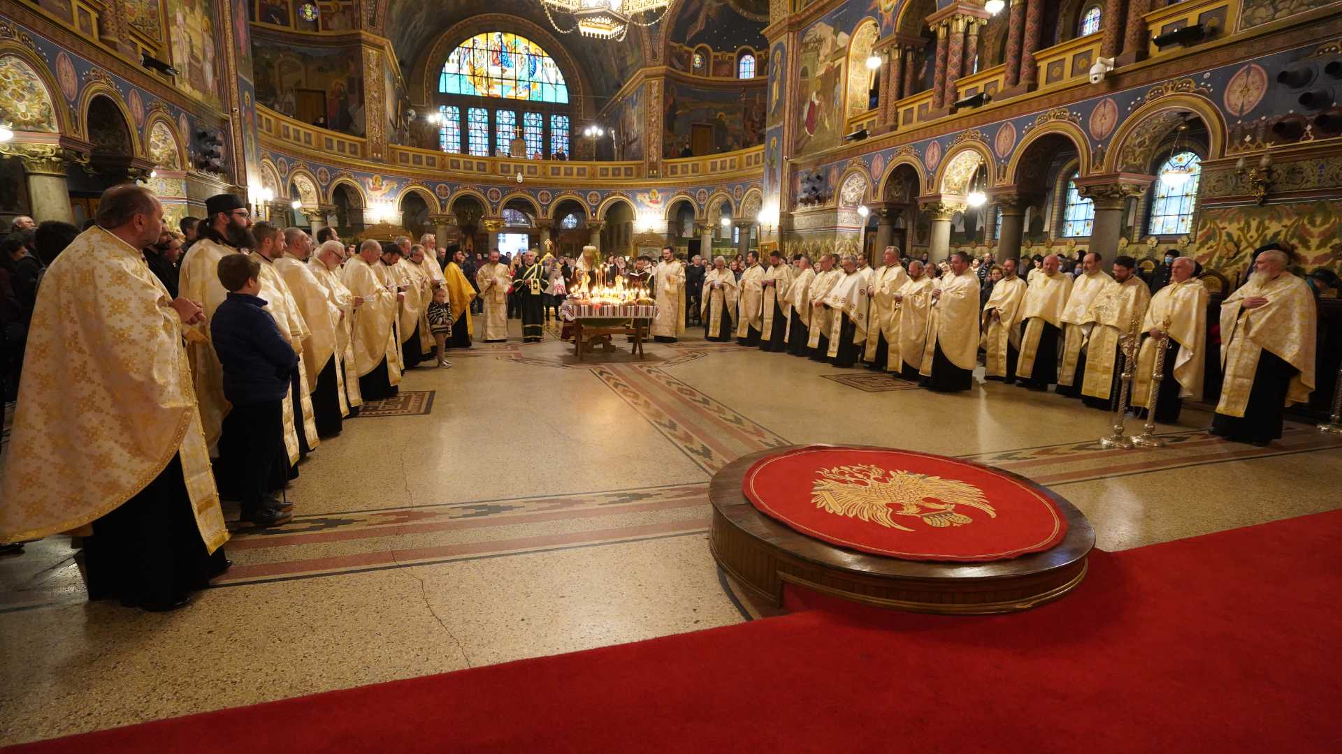 În sâmbăta Floriilor la Mitropolie are loc o impresionantă procesiune care unește toți preoții din Sibiu
