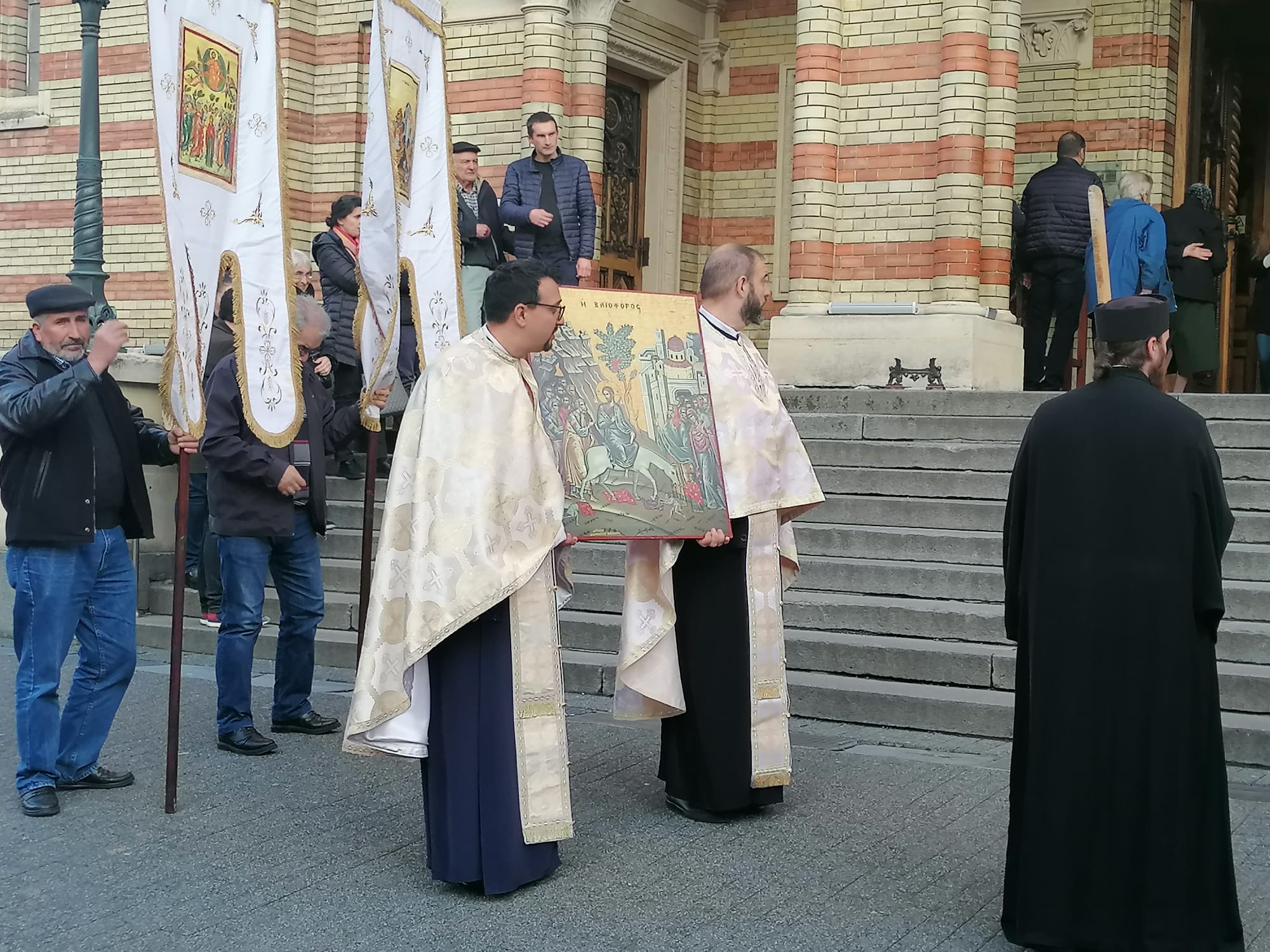Needitat. Preoți și credincioși din Sibiu au pornit în procesiunea de Florii cu ramuri de salcie în mâini