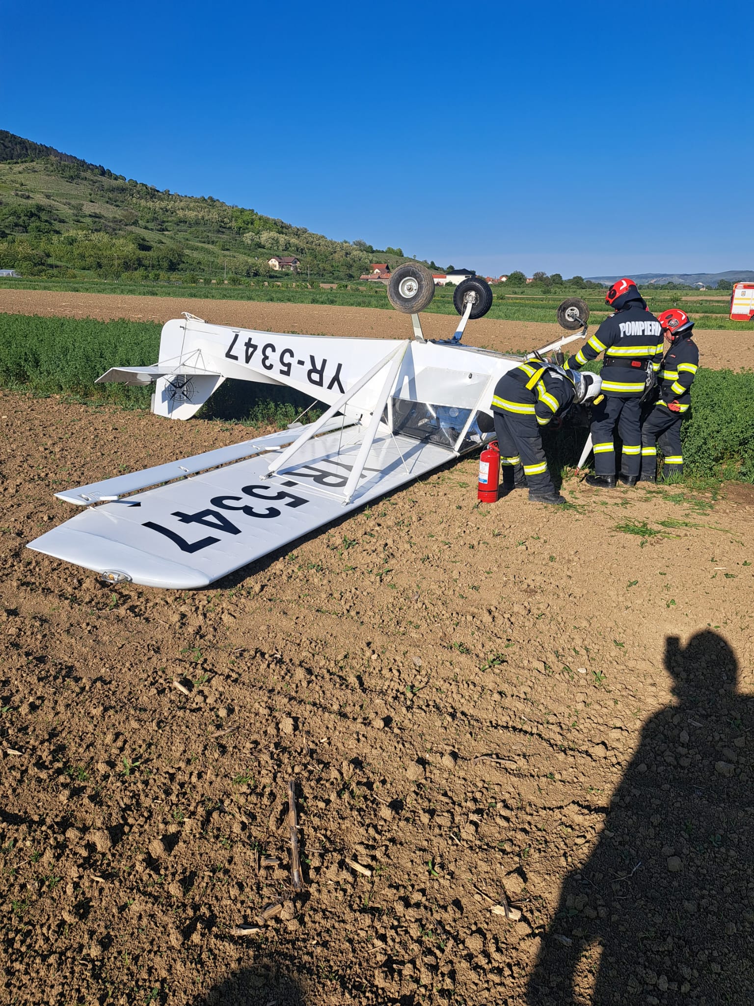 Un avion de mici dimensiuni care a decolat din Cisnădie, a aterizat forțat în județul Alba. Pilotul a refuzat transportul la spital