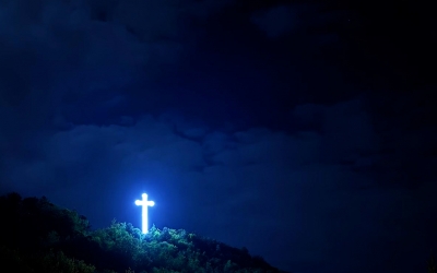Un nou reper la intrare pe Valea Oltului: Cea mai mare cruce din județ, vizibilă de la kilometri. Cei care au amplasat-o spun că are și o legendă în spate