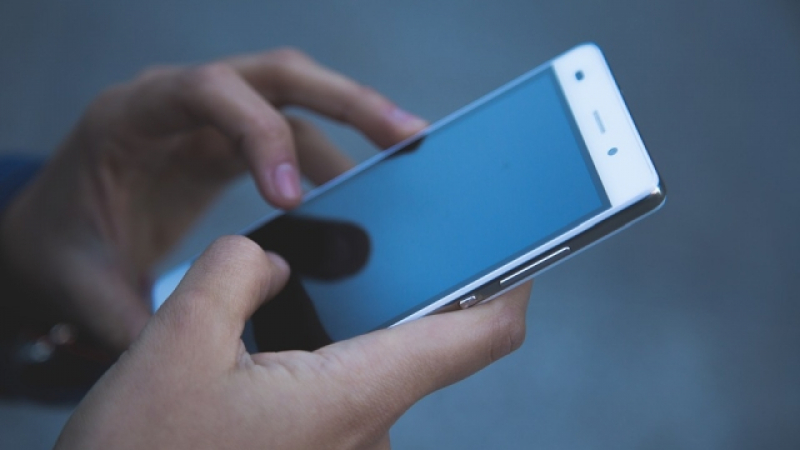 Un tânăr din Olt și-a păcălit iubita sibiancă, apoi i-a furat 175.000 de lei cu telefonul mobil