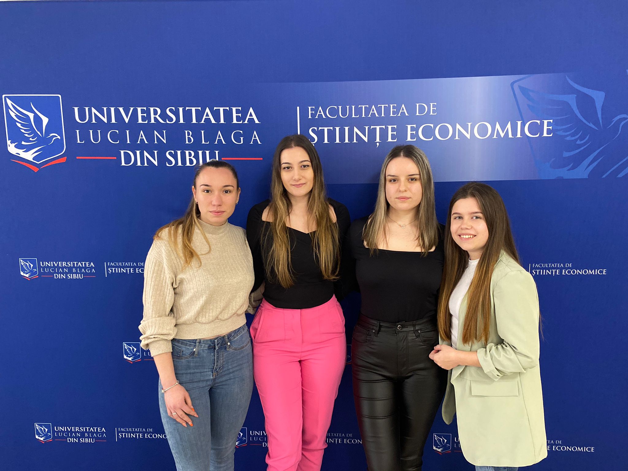 Patru studente la Științe Economice au nevoie de sprijin în strângerea de fonduri pentru bolnavii de cancer. Una dintre ele aleargă la maraton