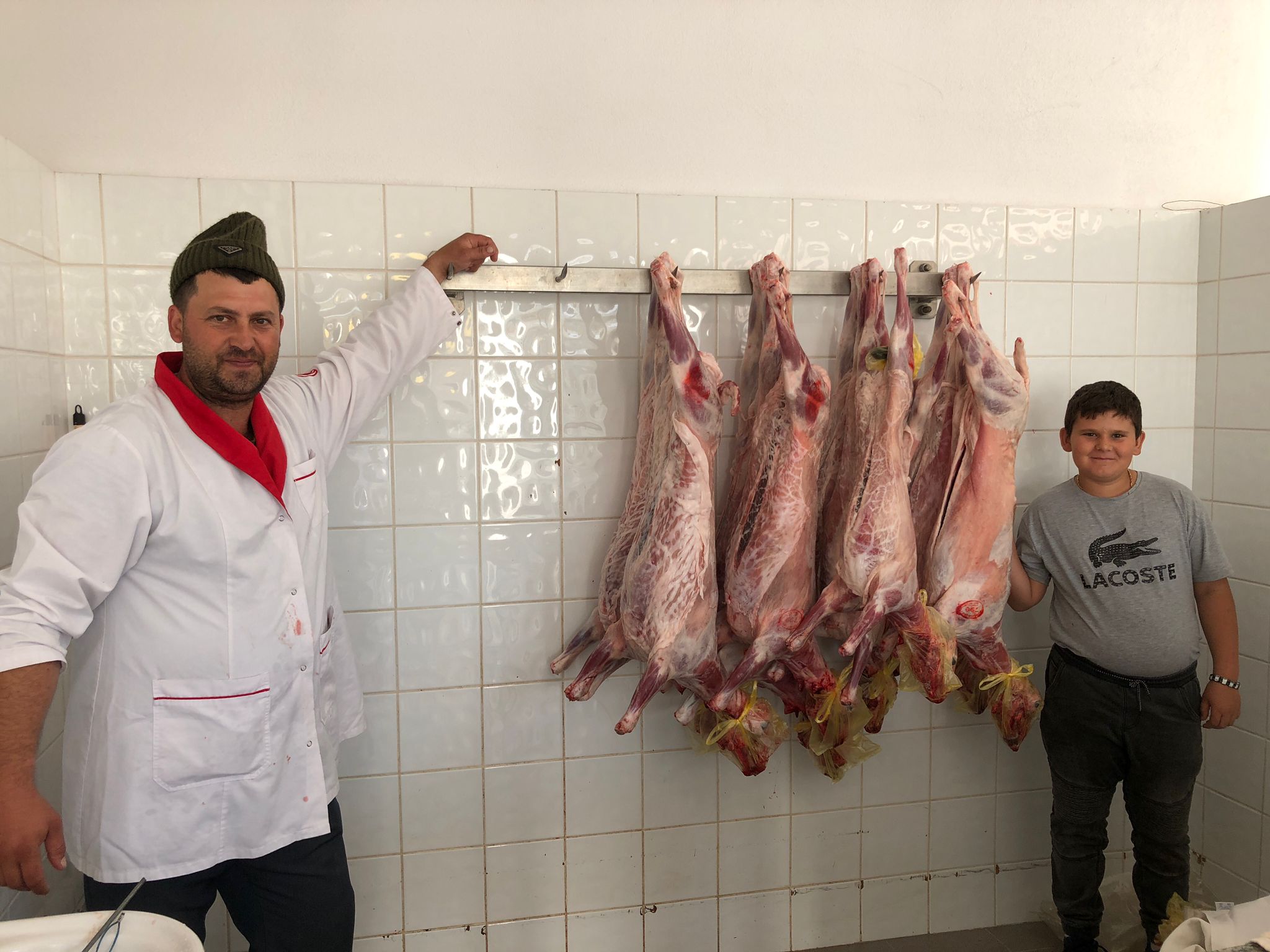 55 de lei, kilogramul de carne de miel în Piața Cibin. „S-au scumpit toate și am scumpit și noi, ce să facem?”